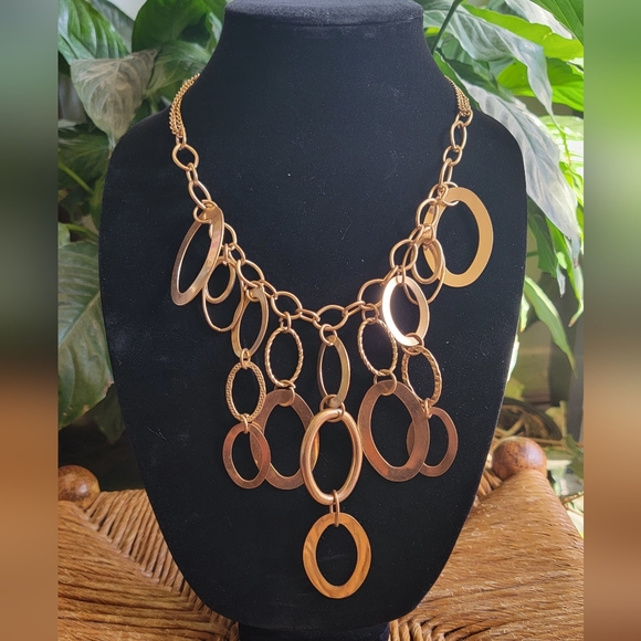 BEAUTIFUL Goldtone Oval Loop Choker. - Picture 1 of 4